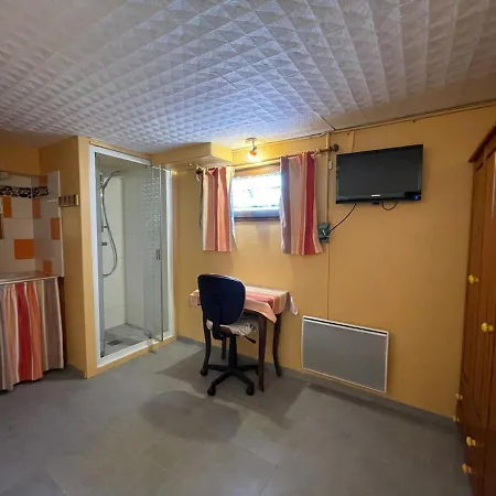 Les Iris, Modeste En Sous-sol Apartamento *