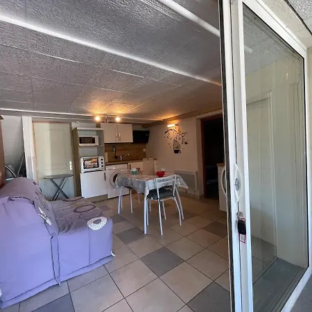 Apartment Les Iris, Modeste En Sous-sol